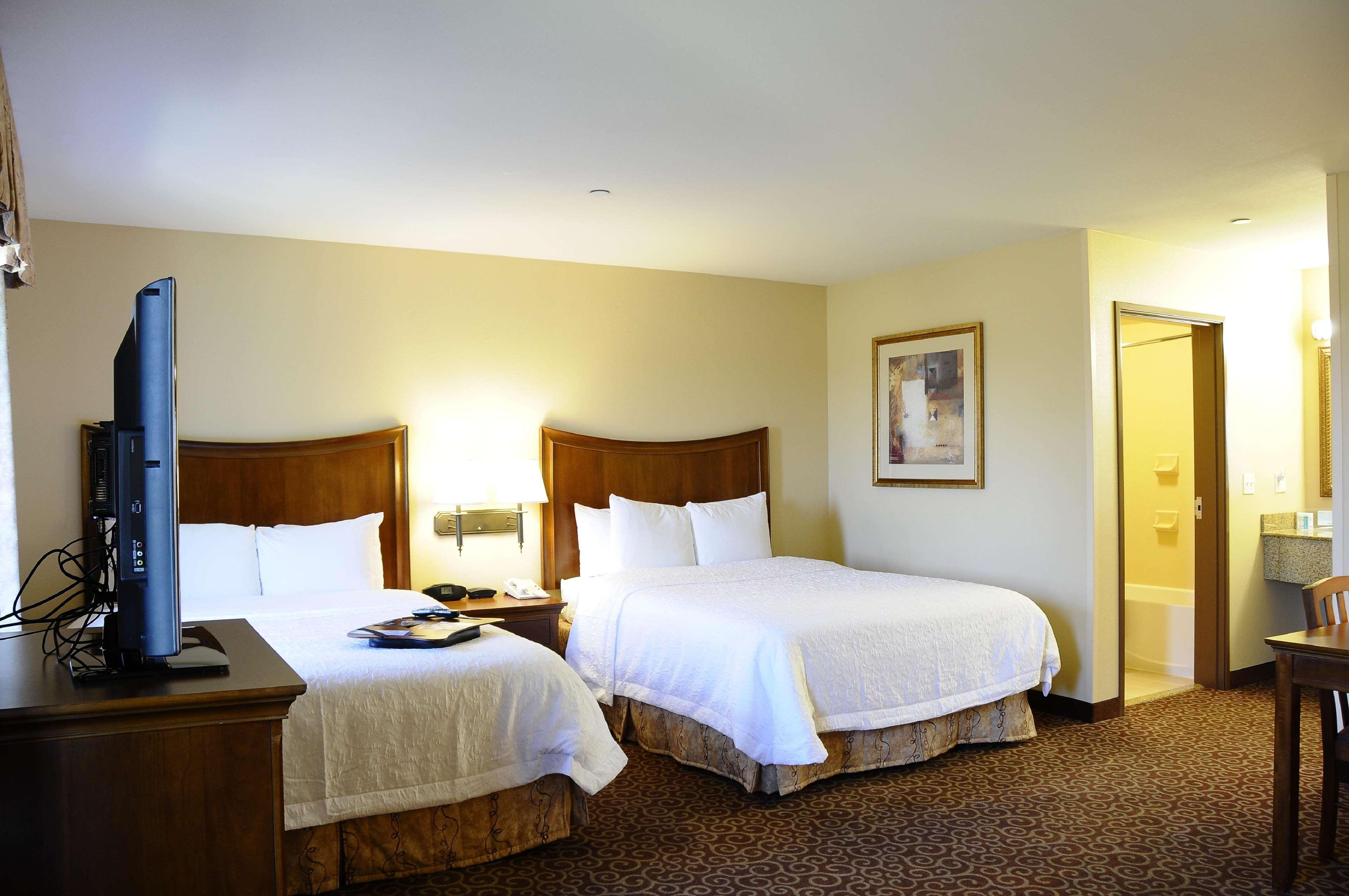Hampton Inn & Suites Ред-Блафф Экстерьер фото