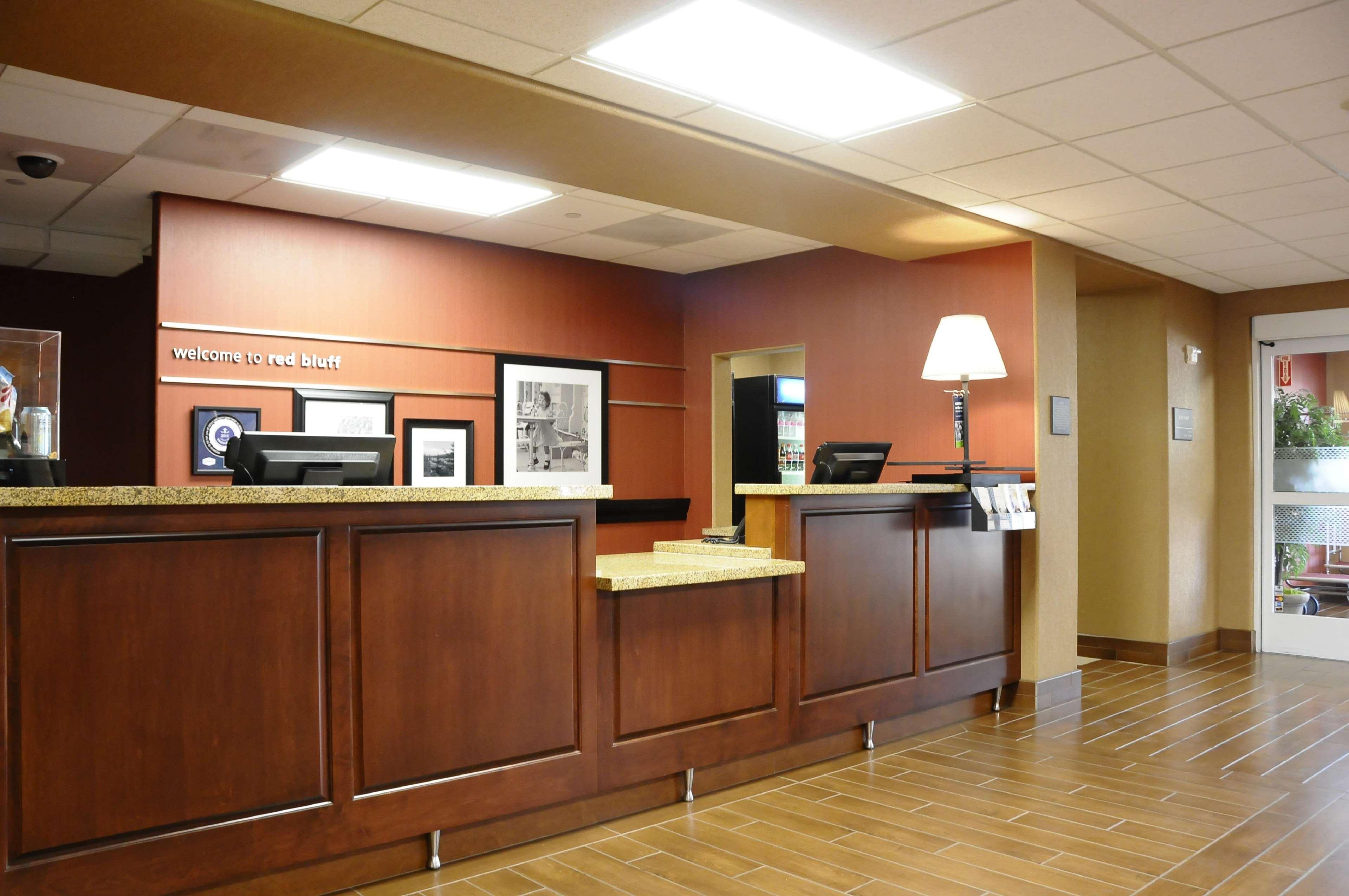 Hampton Inn & Suites Ред-Блафф Экстерьер фото