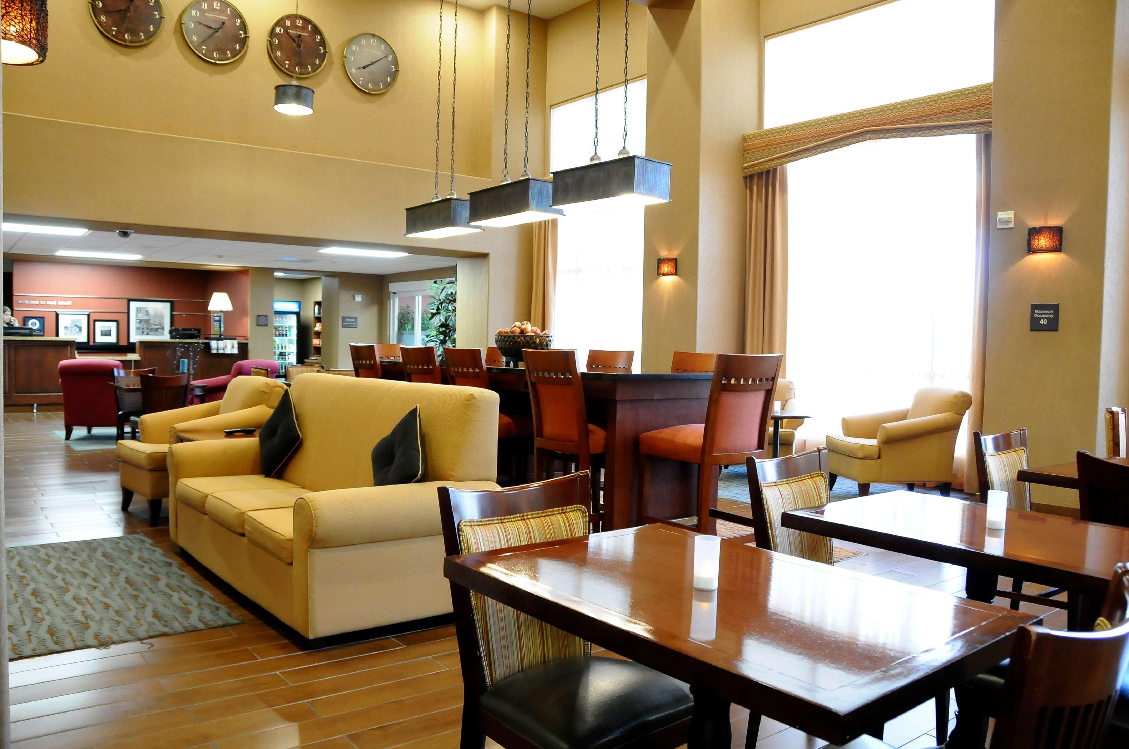 Hampton Inn & Suites Ред-Блафф Экстерьер фото