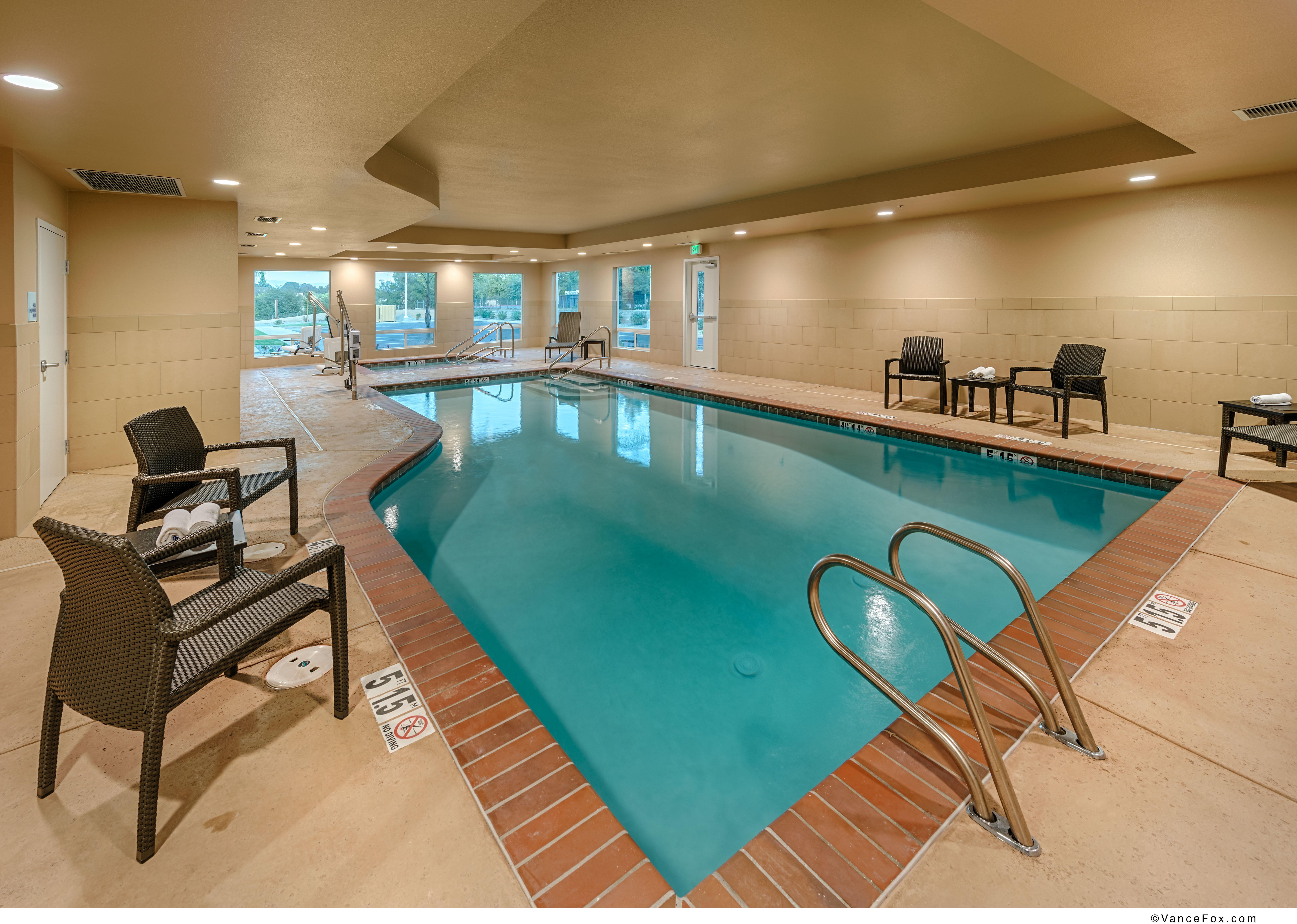 Hampton Inn & Suites Ред-Блафф Экстерьер фото