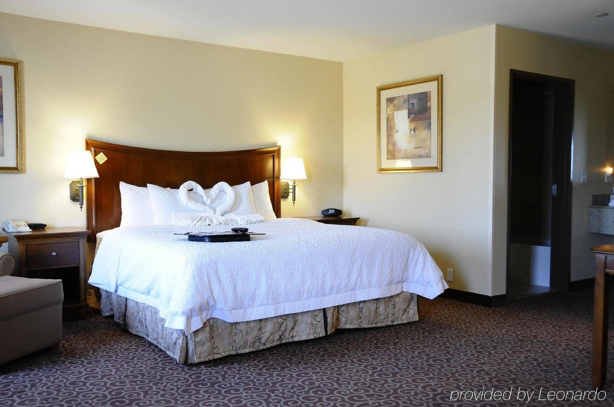 Hampton Inn & Suites Ред-Блафф Экстерьер фото